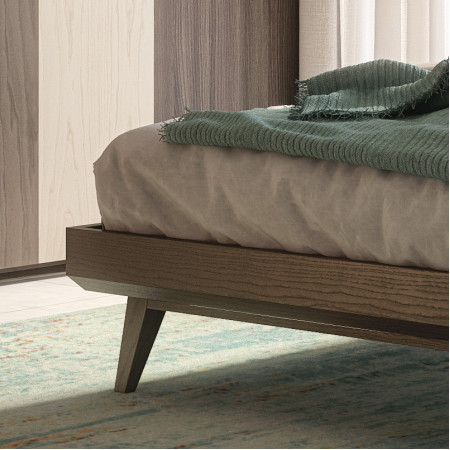 Letto moderno in legno con dettagli piedini massello