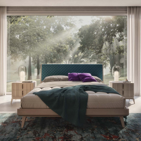 Letto moderno in legno con testata blu trapuntata