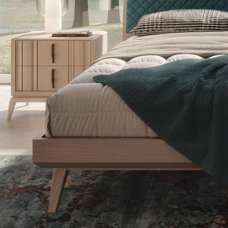Letto moderno in legno con testata blu e dettagli frassino