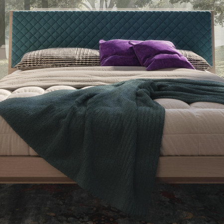 Letto moderno in legno con testata blu trapuntata
