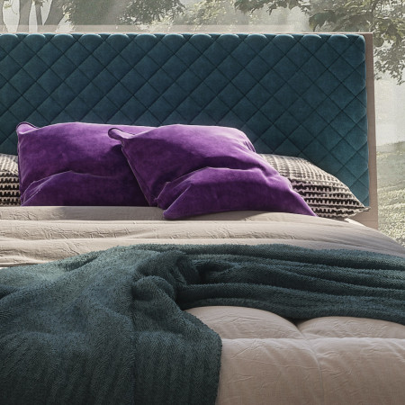 Letto moderno in legno con testata blu trapuntata