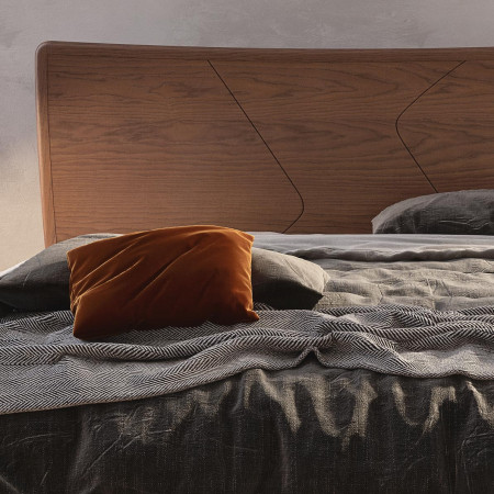 Letto moderno in legno con contenitore e testata incisa