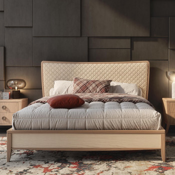 Letto in legno con testata imbottita beige e dettagli eleganti