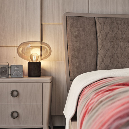 Letto in legno con testata microfibra trapuntata, dettaglio lampada