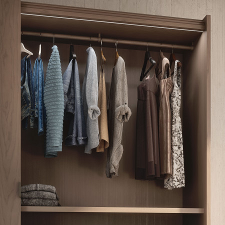 Interno armadio in legno di frassino con cassetti