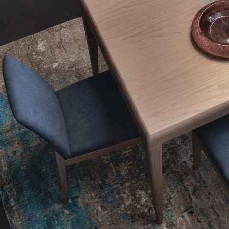 Sedia in legno Antares con fondino microfibra blu, vista ambiente