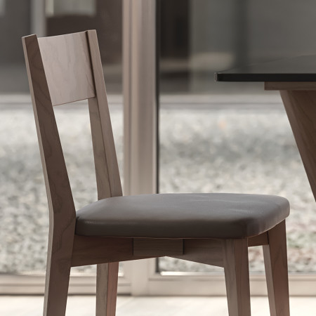 Sedia in legno Aries con seduta in ecopelle bianco, dettaglio schienale