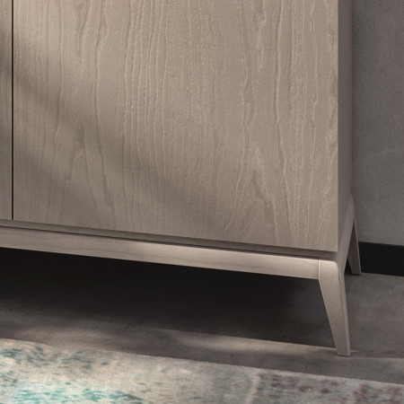 Dettaglio dei piedini della credenza Nova Luce