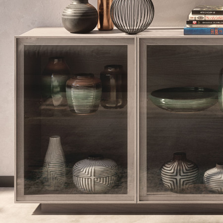 Credenza Nova Luce con dettaglio delle ante in vetro