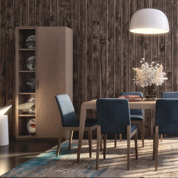 Vetrina Nova Alba in ambiente elegante con legno e vetro