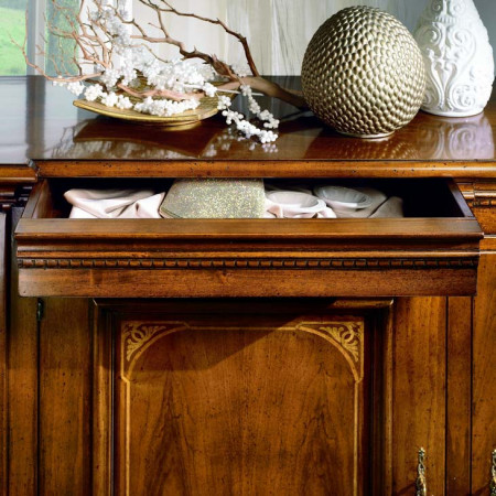 Dettaglio intarsi credenza sala da pranzo classica
