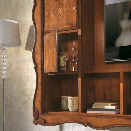 Sala da pranzo classica, dettaglio parete sospesa in legno finemente intarsiato