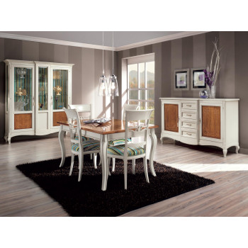 Sala da pranzo classica con tavolo in legno e sedie imbottite