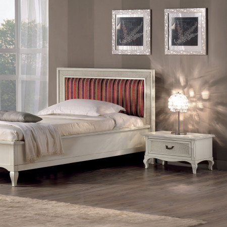 Comodino 1 cassetto paglia di vienna vicino a letto