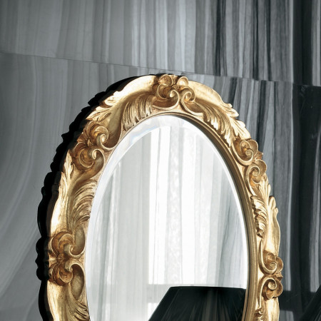 Dettaglio lavorazione floreale specchiera foglia oro