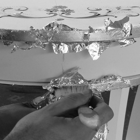 Dettaglio artistico del tavolino barocco cornici argento