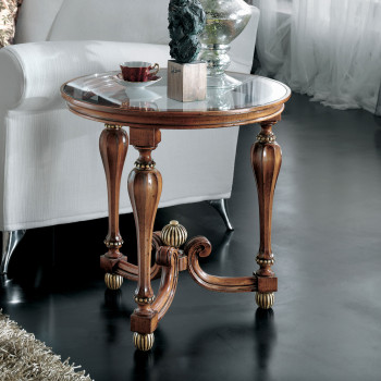 Tavolino con gamba ottagonale, dettaglio delle gambe curvilinee