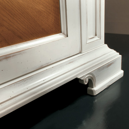Dettaglio cornice e base intagliata Credenzina 2 porte con segreto