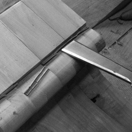 Dettaglio cornice in legno della Specchiera moderna foglia oro