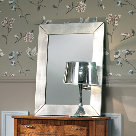Specchiera moderna foglia argento in ambiente moderno