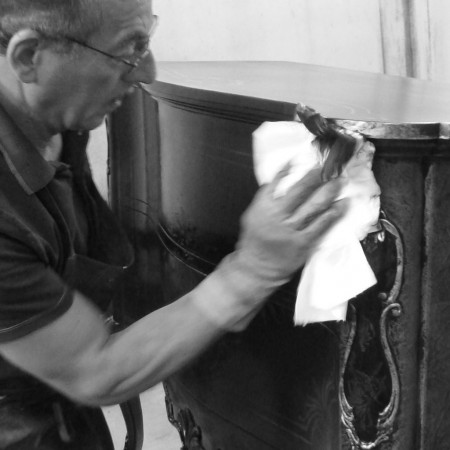 Finitura artigianale della credenza 2 porte con intarsio delux