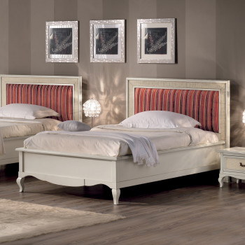 Letto da una piazza e mezza con testata imbottita a righe