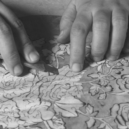 Dettaglio intarsi su armadio 3 ante, lavorazione artigianale