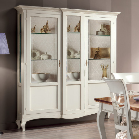 Sala da pranzo in legno, dettaglio vetrina con credenza