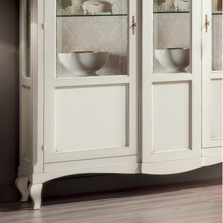 Sala da pranzo in legno con credenza e vetrina