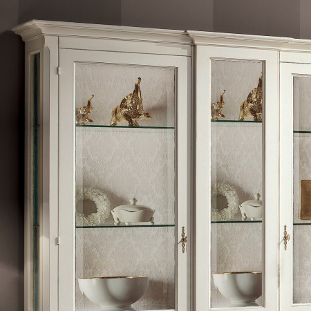 Sala da pranzo in legno con credenza e vetrina