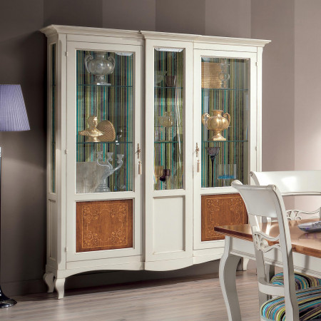 Sala da pranzo classica con tavolo in legno e sedie imbottite