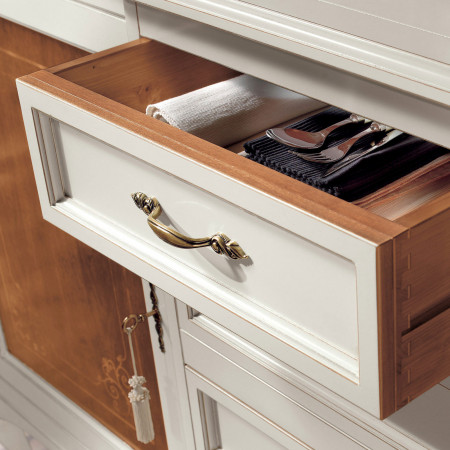 Credenza 2 porte intarsiato floreale con cassetto aperto.