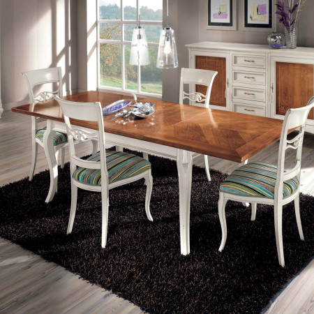 Sala da pranzo classica con tavolo in legno e sedie imbottite