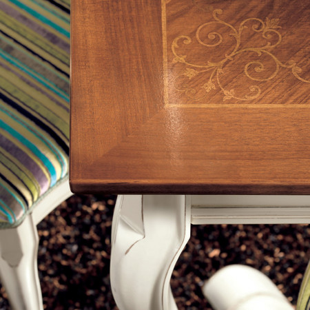 Sala da pranzo in legno con credenza e vetrina