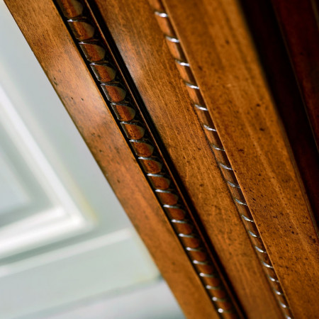 Sala da pranzo classica 6 sedie legno con dettaglio credenza