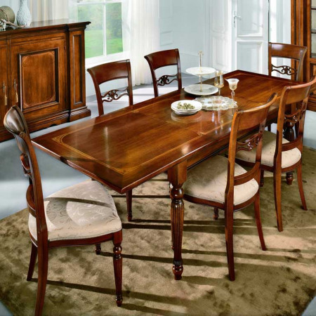 Sala da pranzo classica 6 sedie legno con dettaglio credenza