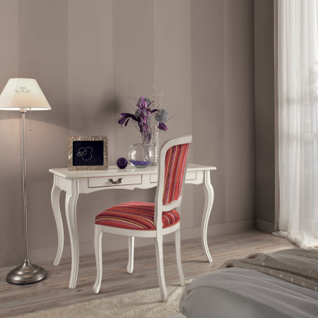 Scrivania con piano liscio e gambe mosse