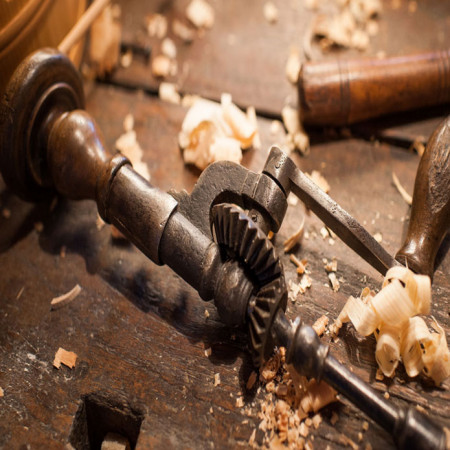 Dettaglio portatelefono legno massello e ferramenta