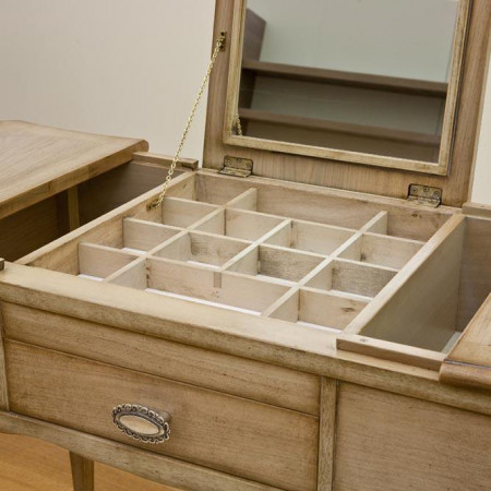 Dettaglio scomparti mobile da trucco legno ciliegio