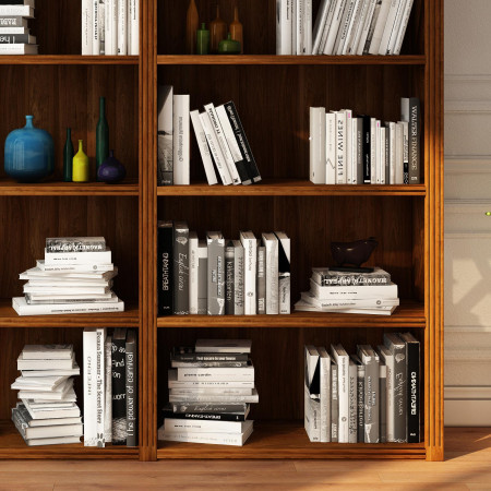 Libreria in legno con fianchi a crociera e ripiani pieni di libri
