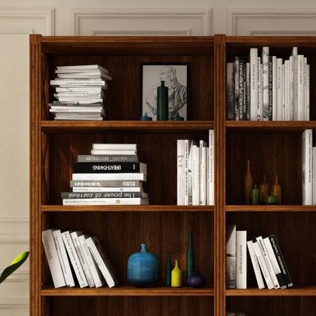 Libreria in legno con fianchi a croci, ripiani con libri