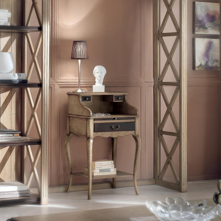 Libreria frassinata con design a crociera aperta