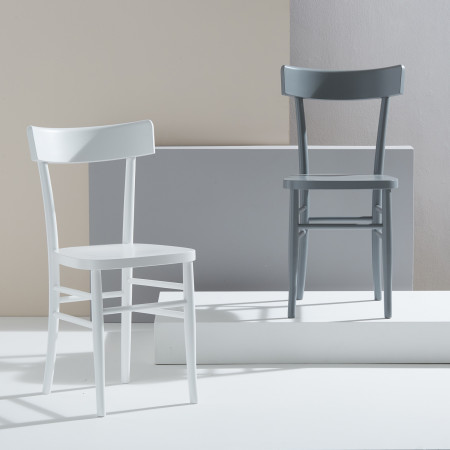 Sedia bianca con fondino in legno, dettaglio gambe