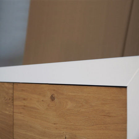 Dettaglio madia con 3 ante in rovere nodato naturale