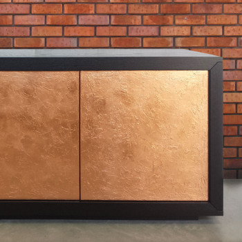 Dettaglio ante in foglia rame della madia moderna in frassino