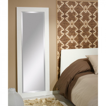 Specchiera bianca con lavorazione a quadretti in camera