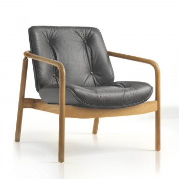 Poltrona imbottita design con dettagli in legno di faggio