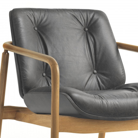 Poltrona imbottita design con telaio in legno di faggio e bottoni