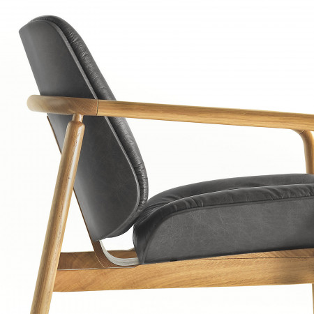 Poltrona imbottita design in legno di faggio con braccioli