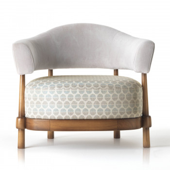 Poltrona in legno imbottita con schienale curvo